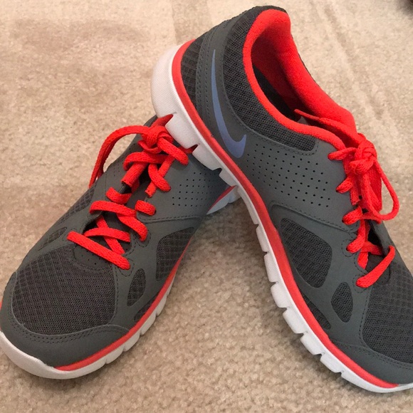 Nike Shoes - NWOB Nike fitsole sneakers in grey & coral sz 8